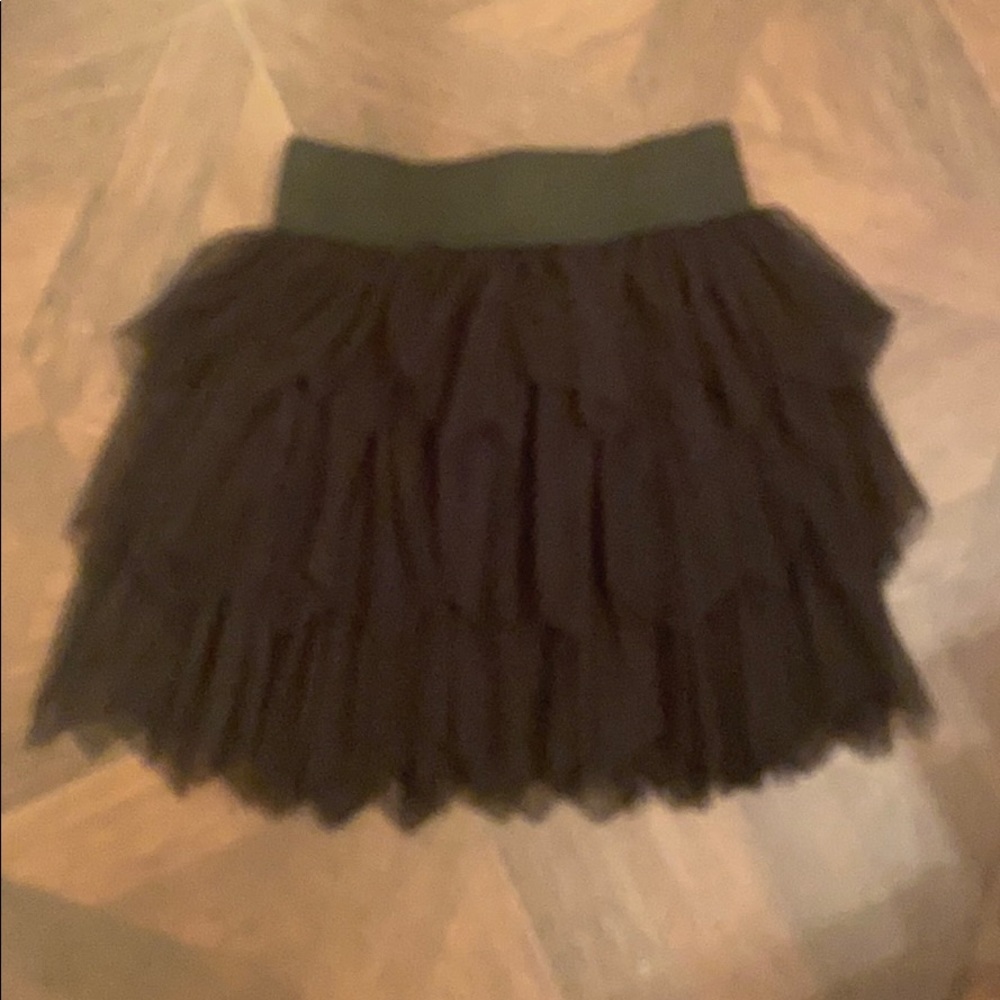 Tulle mini skirt with elastic band. Back zipper.